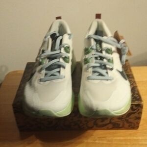 Nike White and Green Sneakers